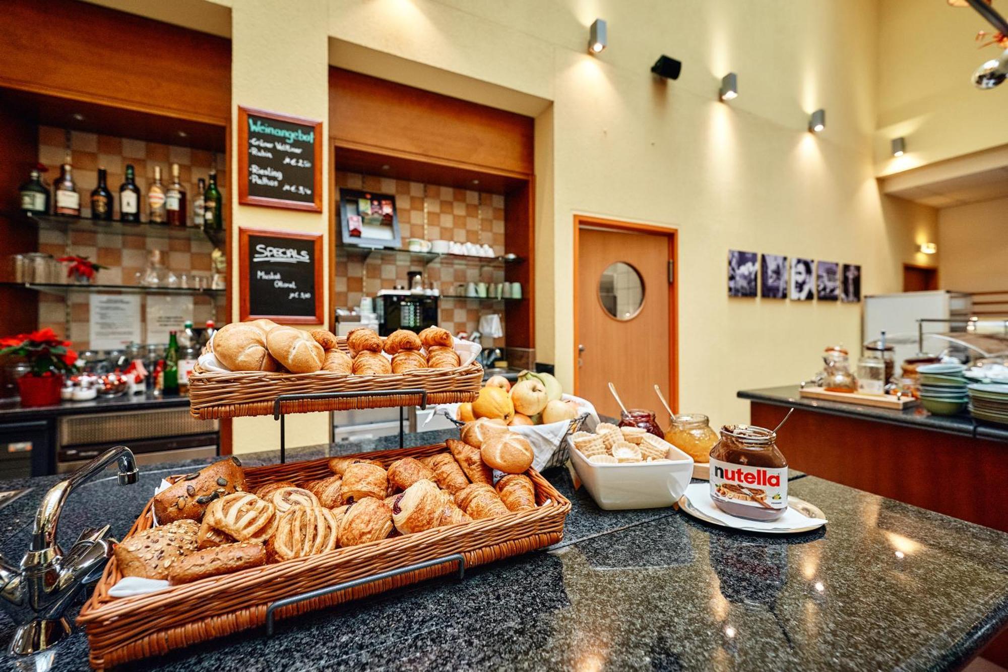 Ibis Wien City Bagian luar foto